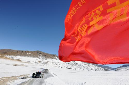 2月11日,中尼公路通拉山段已基本搶通。新華社記者 文濤 攝
