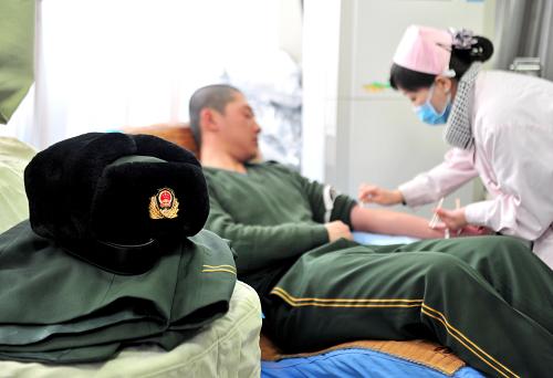 2月11日,一名消防戰(zhàn)士正在烏魯木齊市友好路獻(xiàn)血屋獻(xiàn)血。當(dāng)日,新疆消防總隊(duì)千余名官兵開(kāi)始分批次到烏魯木齊市各采血點(diǎn)獻(xiàn)血,預(yù)計(jì)將義務(wù)獻(xiàn)血20多萬(wàn)毫升,以緩解目前烏魯木齊市面臨的用血壓力。此次消防官兵捐獻(xiàn)的血液,將主要用于臨床危重病人的急救。新華社記者 江文耀 攝