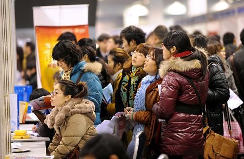 2月11日,求職者在江蘇省人才市場春季大型綜合性人才招聘會用人單位招聘攤位前應(yīng)聘。新華社記者 孫參 攝