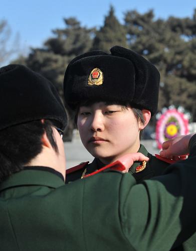 2月13日,遼寧邊防總隊(duì)教導(dǎo)大隊(duì)新訓(xùn)團(tuán)班長為新戰(zhàn)士授銜。新華社發(fā)(王朝輝 攝)