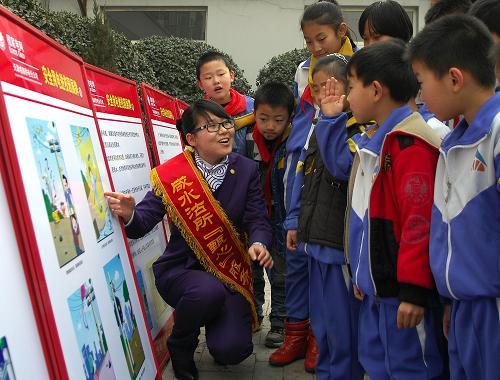 2月13日,在天津津南區(qū)雙橋河鎮(zhèn)第一小學(xué),電力員工利用課間時(shí)間在操場(chǎng)上向?qū)W生們講解安全用電知識(shí)。 當(dāng)日,是天津市中小學(xué)開學(xué)第一天,國(guó)家電網(wǎng)天津公司的近20個(gè)“安全用電進(jìn)校園”活動(dòng)小組分頭走進(jìn)各中小學(xué)校,通過(guò)圖板展示、常識(shí)講座、互動(dòng)提問(wèn)等多種形式,為小學(xué)生們普及安全用電知識(shí),上好新學(xué)期第一課。新華社發(fā)(張超群 攝)