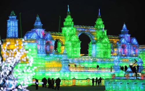 2月13日,在冰雪大世界園區(qū)內(nèi),游客在拍照、游玩。新華社記者 王建威 攝