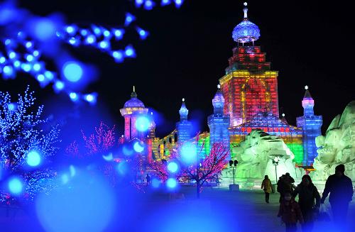 2月13日,在冰雪大世界園區(qū)內(nèi),游客在游玩。新華社記者 王建威 攝