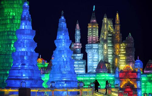 2月13日,在冰雪大世界園區(qū)內(nèi),游客在拍照。新華社記者 王建威 攝