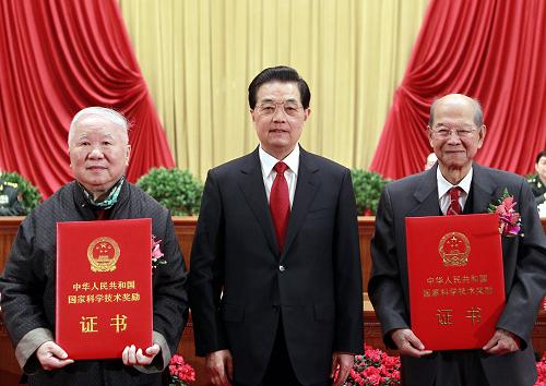 2月14日,2011年度國(guó)家科學(xué)技術(shù)獎(jiǎng)勵(lì)大會(huì)在北京人民大會(huì)堂隆重舉行。中共中央總書(shū)記、國(guó)家主席、中央軍委主席胡錦濤向獲得2011年度國(guó)家最高科學(xué)技術(shù)獎(jiǎng)的中國(guó)科學(xué)院院士謝家麟(右)和中國(guó)科學(xué)院院士、中國(guó)工程院院士吳良鏞(左)頒獎(jiǎng)。新華社記者 鞠鵬 攝
