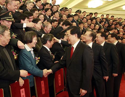 2月14日,2011年度國(guó)家科學(xué)技術(shù)獎(jiǎng)勵(lì)大會(huì)在北京人民大會(huì)堂隆重舉行。會(huì)前,胡錦濤、溫家寶、李長(zhǎng)春、李克強(qiáng)等黨和國(guó)家領(lǐng)導(dǎo)人會(huì)見(jiàn)獲獎(jiǎng)代表并合影。新華社記者 鞠鵬 攝