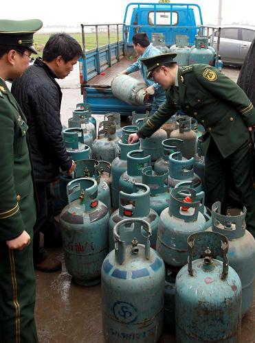 2月15日,聯(lián)合執(zhí)法人員將用于非法經(jīng)營(yíng)的液化氣鋼瓶裝車。當(dāng)日,上海嘉定公安消防支隊(duì)會(huì)同嘉定區(qū)燃?xì)廪k、區(qū)公安分局展開聯(lián)合行動(dòng),對(duì)轄區(qū)內(nèi)涉嫌非法經(jīng)營(yíng)液化石油氣的窩點(diǎn)展開清剿行動(dòng),在3個(gè)灌裝、存儲(chǔ)黑氣窩點(diǎn)查獲60多只液化氣鋼瓶。據(jù)統(tǒng)計(jì),2011年至今嘉定區(qū)的聯(lián)合執(zhí)法行動(dòng)共沒收用于非法經(jīng)營(yíng)的液化氣鋼瓶3234余只,有力打擊了非法經(jīng)營(yíng)液化氣行為,確保居民群眾用氣安全。新華社記者 凡軍 攝