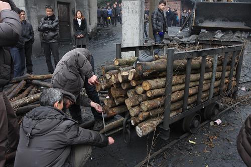 2月16日,工作人員在耒陽市南陽鎮(zhèn)宏發(fā)煤礦檢測事故礦車。初步查明湖南耒陽宏發(fā)煤礦安全事故原因系違規(guī)操作,礦車坐人且人貨混裝。目前,煤礦救援工作結(jié)束,相關責任人已被警方控制,事故善后工作全面展開,事故詳細原因還在進一步調(diào)查之中。 當日零時30分左右,宏發(fā)煤礦發(fā)生一起運輸安全事故,造成15人死亡,3人受傷。新華社發(fā)