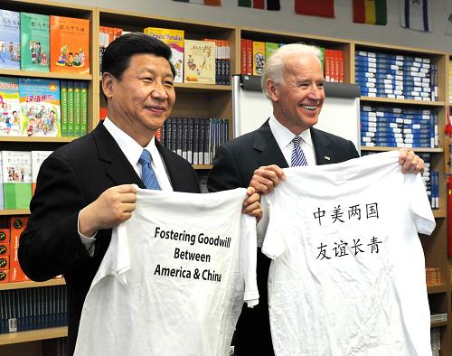 這是習近平與拜登相互交換洛杉磯國際研究學習中心學生贈送的印有“中美兩國 友誼長青”字樣的T恤衫。新華社記者 劉建生 攝