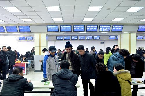 3月6日,求職者向工作人員詢問(wèn)招聘崗位。 當(dāng)日,長(zhǎng)春市人力資源市場(chǎng)舉行2012年“春風(fēng)行動(dòng)”春季綜合招聘大會(huì),此次招聘會(huì)以進(jìn)城務(wù)工勞動(dòng)者為重點(diǎn)招聘對(duì)象。3月份,長(zhǎng)春人力資源市場(chǎng)將舉辦4場(chǎng)招聘會(huì),180余家用人單位為城鄉(xiāng)求職者提供涉及160多個(gè)工種的5000多個(gè)就業(yè)崗位。新華社記者 林宏 攝