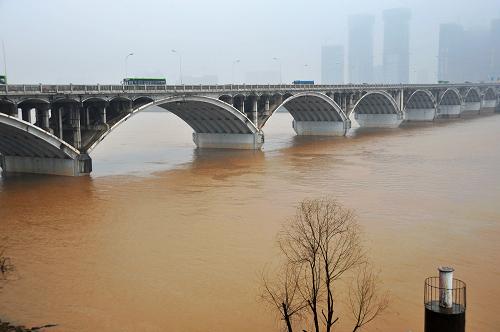 橋墩被淹沒(méi)的長(zhǎng)沙湘江橘子洲大橋(3月8日攝)。3月8日,湖南最大河流湘江第一次洪峰繼續(xù)向下游推進(jìn),長(zhǎng)沙站3月8日5時(shí)出現(xiàn)洪峰,8時(shí)水位已達(dá)32.27米,而警戒水位是36米。今年以來(lái),湖南省累計(jì)降雨206毫米,較歷年同期均值185毫米偏多12%。受降雨影響,湘水上游出現(xiàn)超警戒水位洪水,老埠頭站3月6日3時(shí)出現(xiàn)洪峰水位102.28米、超過(guò)警戒水位0.28米。歸陽(yáng)站3月6日21時(shí)出現(xiàn)洪峰水位45.22米、超過(guò)警戒水位1.22米。湖南省防汛抗旱指揮部密切關(guān)注當(dāng)前汛情,組織氣象、水文部門預(yù)測(cè)預(yù)報(bào)分析,要求各部門強(qiáng)化措施,切實(shí)做好當(dāng)前暴雨洪水的防范工作。新華社記者 龍弘濤 攝