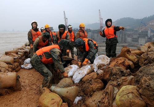 3月8日,武警官兵在對(duì)圍堰進(jìn)行加高加固作業(yè)。新華社發(fā)(徐迎華攝)
