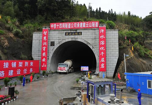 3月9日,施工車輛駛出隧道。新華社發(fā)(杜振珂 攝)