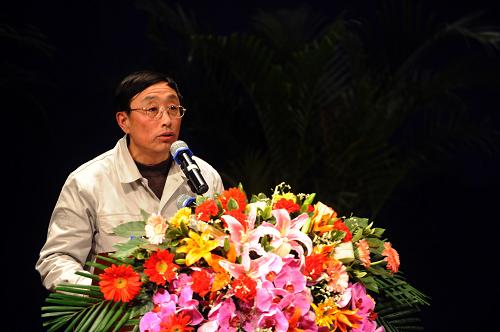 3月9日,全國道德模范郭明義為師生作報告。新華社記者 楊青 攝