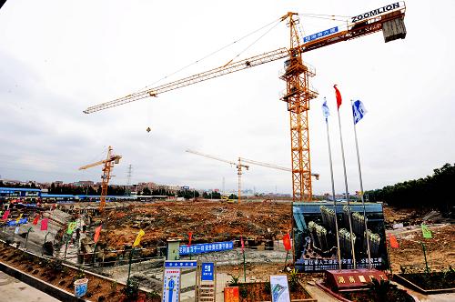 這是新近開工建設(shè)的晉江市人工湖北側(cè)安置房、公租房項(xiàng)目(3月9日攝)。近年來,福建省晉江市采取多元建設(shè)模式,多方籌集資金,推動(dòng)危舊房(棚戶區(qū))改造。截至目前,全市開工建設(shè)的保障性安居工程項(xiàng)目共24個(gè),總建設(shè)套數(shù)18547套,建筑面積183.1萬平方米,總投資55.9億元?,F(xiàn)已封頂4314套,竣工1125套,入住956套,累計(jì)完成投資35.34億元。新華社記者 張國俊 攝