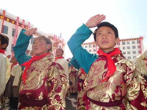 3月10日,青海玉樹第一民族中學(xué)在操場上舉行開學(xué)典禮,孩子們在國歌聲中向國旗行隊禮。新華社發(fā)(徐海鴻 攝)