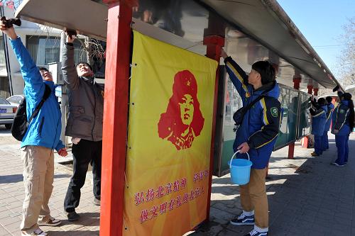 3月10日,來(lái)自首都公交集團(tuán)的志愿者在街頭擦洗報(bào)欄。當(dāng)日是北京“周六學(xué)雷鋒志愿活動(dòng)日”,首都文明辦等單位在全市發(fā)起“學(xué)雷鋒清潔城市志愿行動(dòng)”。百余萬(wàn)市民本著“自覺自愿、就近就便、力所能及”的原則,或打掃自家樓道、清潔居住的街巷,或走上街頭清除垃圾、清除小廣告,為美化首都、美化家園作貢獻(xiàn)。新華社記者 公磊 攝