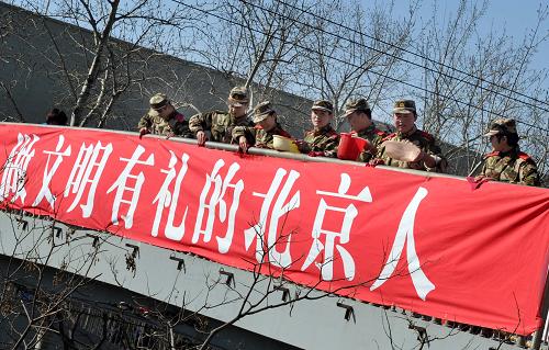 3月10日,武警北京總隊(duì)的官兵在擦洗過(guò)街天橋的護(hù)欄。新華社記者 公磊 攝
