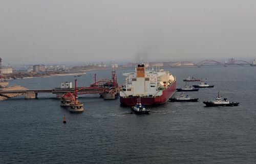 3月10日,“阿米拉”號(hào)在向港口靠岸。當(dāng)日,世界最大LNG(液化天然氣)項(xiàng)目運(yùn)輸船“阿米拉”輪來(lái)到大連,遼寧邊防總隊(duì)大連邊防檢查站為其快速辦理通關(guān)手續(xù),切實(shí)保證其安全、順暢通關(guān)作業(yè)。 “阿拉米”輪船長(zhǎng)345.328米,寬53.8米,總噸位13萬(wàn)噸,從卡塔爾拉斯拉凡港經(jīng)過(guò)兩周的長(zhǎng)途航行來(lái)到大連。此次船上滿(mǎn)載12萬(wàn)噸共計(jì)26萬(wàn)立方米的液態(tài)天然氣靠泊至大連新港LNG液化天然氣接收站碼頭進(jìn)行卸貨,預(yù)計(jì)12日離港返回。大連邊防檢查站采取“船舶提前預(yù)檢”“檢查窗口前移”等便利舉措,有效保證了船舶到港卸貨“零等待”。 新華社發(fā)(姜冰 攝)