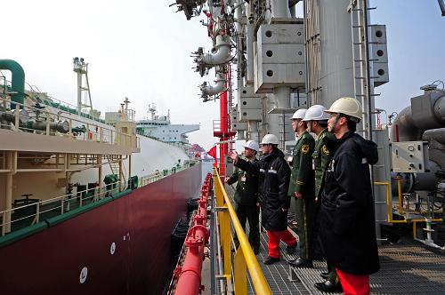3月10日,邊防官兵與港口工作人員指揮“阿米拉”安全靠岸。新華社發(fā)(姜冰 攝)