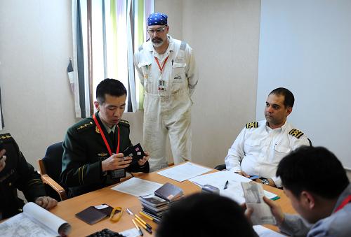 3月10日,邊防警官在為“阿米拉”輪辦理相關(guān)手續(xù)。新華社發(fā)(姜冰 攝)