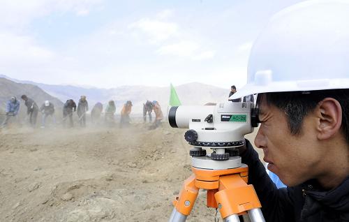 3月13日,在西藏達(dá)孜縣達(dá)杰鄉(xiāng)一處水利建設(shè)工地,工作人員進(jìn)行精確測(cè)量。當(dāng)日,西藏拉薩達(dá)孜縣農(nóng)田水利項(xiàng)目等22項(xiàng)工程集中開(kāi)工建設(shè)。截至2011年,西藏已完成23個(gè)小型農(nóng)田水利重點(diǎn)縣建設(shè)。2012年西藏將繼續(xù)加大農(nóng)田水利建設(shè),投入預(yù)計(jì)接近4億元。 新華社記者覺(jué)果攝