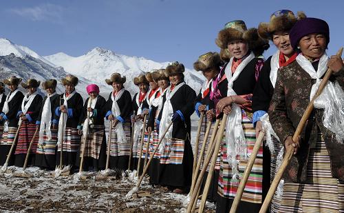3月16日,西藏堆龍德慶縣瑪鄉(xiāng)的農(nóng)民在春耕儀式上。新華社記者普布扎西攝
