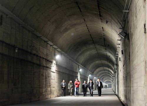 幾名游客在“816核軍工洞工程遺址”中巨大的車行人工洞體中參觀(3月28日攝)。近日,備受關(guān)注的重慶市涪陵區(qū)“816核軍工洞工程遺址”經(jīng)過(guò)整修后,正式面向游客開(kāi)放。“816核軍工洞”是周恩來(lái)總理親自批準(zhǔn)修建的中國(guó)第二個(gè)核原料工業(yè)基地,先后有6萬(wàn)余工程部隊(duì)官兵參加建設(shè),能抵抗8級(jí)地震的破壞,2002年4月獲準(zhǔn)解密。據(jù)了解,“816核軍工洞工程遺址”作為我國(guó)“三線”建設(shè)浩大歷史重要事件的載體,入選了國(guó)家文物局第三次全國(guó)文物普查的百大新發(fā)現(xiàn)。新華社記者 劉潺 攝