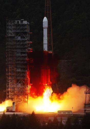 2012年3月31日18時(shí)27分,我國(guó)在西昌衛(wèi)星發(fā)射中心用“長(zhǎng)征三號(hào)乙”運(yùn)載火箭,將法國(guó)泰雷茲阿萊尼亞宇航公司制造的亞太7號(hào)通信衛(wèi)星成功送入預(yù)定軌道。新華社記者 王申 攝