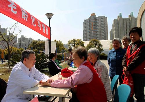 4月6日,東方醫(yī)院的中醫(yī)科醫(yī)生陳妙根在為老年市民進(jìn)行現(xiàn)場(chǎng)醫(yī)療咨詢。當(dāng)日,“世界衛(wèi)生日暨上海市老年人健康促進(jìn)行動(dòng)”主題活動(dòng)在浦東源深體育中心舉行?;顒?dòng)包括老年人防安全意外講座,老年文體團(tuán)隊(duì)和市民健康自我管理小組的老年健身操、老年平衡操展演以及醫(yī)療保健咨詢活動(dòng)。4月7日是世界衛(wèi)生日,今年的主題是“老齡化與健康”。新華社記者 劉穎 攝