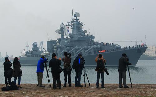 4月21日,俄羅斯太平洋艦隊旗艦—“瓦良格”號導(dǎo)彈巡洋艦駛?cè)肭鄭u某軍港。當(dāng)日,參加“海上聯(lián)合—2012”中俄海上聯(lián)合演習(xí)的俄方參演艦艇,陸續(xù)駛?cè)肭鄭u某軍港,海軍北海艦隊在碼頭舉行隆重的歡迎儀式。這次參演的俄軍艦艇均來自俄羅斯太平洋艦隊,共有7艘艦艇,其中水面艦艇4艘:俄羅斯太平洋艦隊旗艦—“瓦良格”號導(dǎo)彈巡洋艦,“沙波什尼科夫海軍元帥”號大型反潛艦,“維諾格拉多夫海軍上將”號大型反潛艦和“特里布茨海軍上將”號大型反潛艦等。補給艦3艘:2艘拖船和1艘油船。新華社記者 查春明 攝