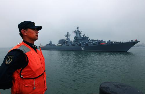 4月21日,俄羅斯太平洋艦隊旗艦—“瓦良格”號導(dǎo)彈巡洋艦駛?cè)肭鄭u某軍港。新華社記者 查春明 攝