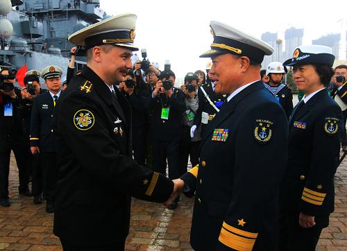 4月21日,中國海軍北海艦隊副司令員杜希平少將(前右)在碼頭迎接俄方官兵。新華社記者 查春明 攝