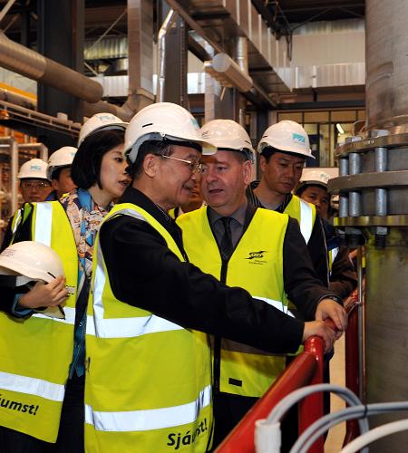 4月21日,中國國務(wù)院總理溫家寶在雷克雅未克考察赫利舍迪地?zé)犭姀S。新華社記者 饒愛民 攝