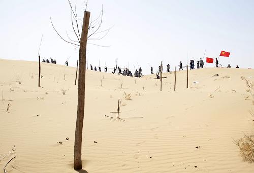 4月22日,青年代表和農(nóng)牧民在位于杭錦旗的庫布其沙漠腹地參加植樹活動。當日是第43個世界地球日,由全國保護母親河行動領(lǐng)導小組辦公室和億利資源集團共同發(fā)起的“綠化庫布其,保護母親河”萬人植樹活動在庫布其沙漠腹地的七星湖舉行。各界代表和庫布其沙區(qū)農(nóng)牧民約3000余人參加植樹活動,栽下3萬余株生命之樹。本次活動從4月11日在內(nèi)蒙古鄂爾多斯市鄂托克旗啟動以來,先后在清水河縣、阿拉善左旗等黃河流經(jīng)內(nèi)蒙古的11個旗縣舉行了黃河水傳遞和青少年植樹活動,每個旗縣種植“億利資源青年林”200畝,并于4月22日世界地球日當天將采集到的黃河水匯集到庫布其沙漠,澆灌庫布其沙漠之樹。新華社記者 王申 攝