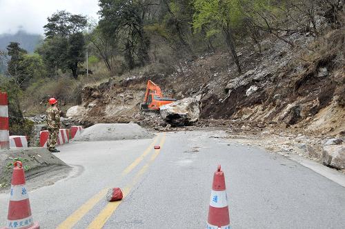 4月22日,武警交通四支隊調(diào)集的機械設備在路基垮塌處作業(yè)。當日17時30分左右,經(jīng)過武警交通四支隊官兵8個多小時的緊張搶修,因路基垮塌斷通的川藏公路波密縣索通村路段搶通便道、恢復車輛通行。4月22日8時許,受帕隆藏布江堰塞湖長時間浸泡路基影響,川藏公路西藏波密縣境內(nèi)索通村段K4061+150米處近70米路基發(fā)生垮塌,導致川藏公路波密段交通中斷,近150多臺車輛,400余人受阻。新華社發(fā)(楊趙全 攝)