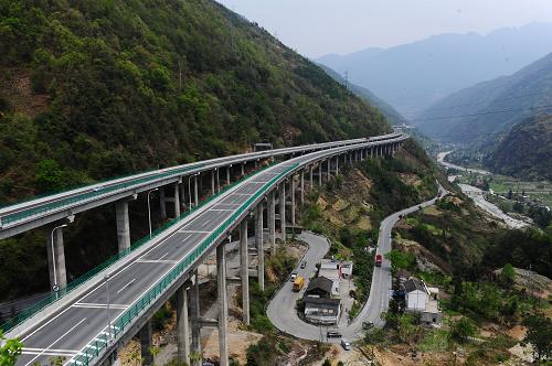 雅西高速南瓜橋(攝于4月12日)。新華社記者 江宏景 攝