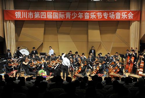 4月28日,寧夏銀川第四屆國(guó)際青少年音樂(lè)節(jié)舉行開(kāi)幕式演出。當(dāng)日,寧夏銀川第四屆國(guó)際青少年音樂(lè)節(jié)開(kāi)幕。本次音樂(lè)節(jié)旨在促進(jìn)中法之間的教育和文化交流,活動(dòng)期間不僅將舉辦各類音樂(lè)會(huì),還將特別從法國(guó)邀請(qǐng)多位優(yōu)秀青年音樂(lè)家與銀川的中學(xué)生進(jìn)行交流。新華社記者 彭昭之 攝