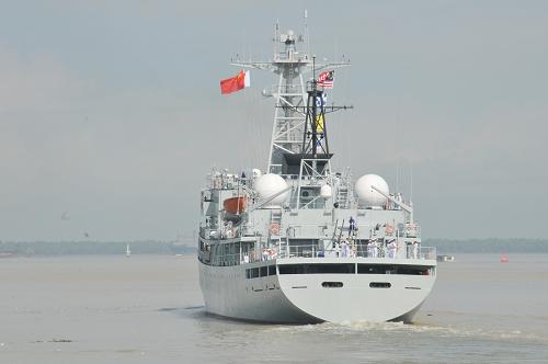 5月3日,中國海軍“鄭和”艦駛離馬來西亞巴生港。執(zhí)行“和諧使命—鄭和艦環(huán)球行”任務(wù)的中國海軍遠洋航海訓(xùn)練艦“鄭和”艦,3日圓滿結(jié)束對馬來西亞的友好訪問,踏上環(huán)球航行出訪及遠洋實習(xí)訓(xùn)練的新航程。新華社記者 林昊 攝