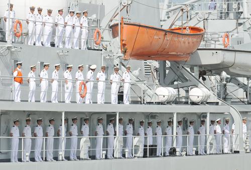 5月3日,在馬來西亞巴生港,艦載船員列隊(duì)站在中國海軍“鄭和”艦上。新華社記者 林昊 攝