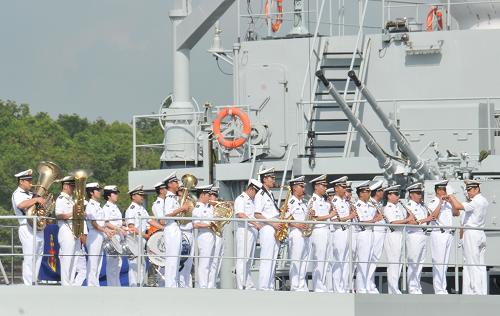 5月3日,在馬來西亞巴生港,中國海軍“鄭和”艦隨艦軍樂隊(duì)在軍艦離開碼頭時(shí)演奏樂曲。新華社記者 林昊 攝