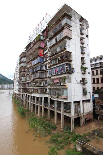 5月4日,福建順昌城關一座居民住宅旁的道路被閩江上游富屯溪超警戒洪水淹沒。新華社發(fā)(陳柏材 攝)