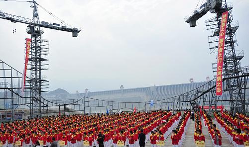 5月4日,湖北省宜昌市夷陵中學(xué)學(xué)生參加在三峽大壩前舉行的18歲成人宣誓儀式。當(dāng)日,湖北省宜昌市夷陵中學(xué)高三學(xué)生在三峽大壩前舉行以“感恩·勵(lì)志·責(zé)任”為主題的18歲成人宣誓儀式。同學(xué)們?cè)诶蠋煹膸ьI(lǐng)下誦讀成人誓詞,參觀三峽工程,感受祖國(guó)日新月異的發(fā)展變化。新華社發(fā)(鄭家裕 攝)