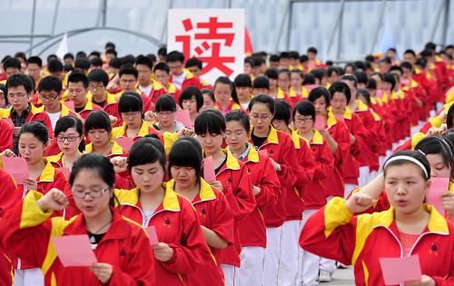 5月4日,湖北省宜昌市夷陵中學(xué)學(xué)生參加在三峽大壩前舉行的18歲成人宣誓儀式。新華社發(fā)(鄭家裕 攝)