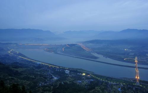 5月15日拍攝的水庫(kù)流量增長(zhǎng)后的三峽水域。受長(zhǎng)江上游連續(xù)降雨影響,三峽水庫(kù)入庫(kù)流量自5月13日開始快速上漲。截至14日,入庫(kù)流量增至每秒1.8萬(wàn)立方米左右,為長(zhǎng)江結(jié)束枯水期后迎來(lái)的第一個(gè)來(lái)水高峰,也是今年以來(lái)三峽測(cè)得的來(lái)水最大值。新華社發(fā)(鄭家裕 攝)