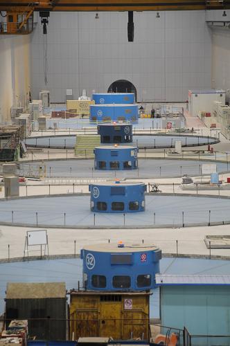 這是三峽地下電站內(nèi)部全貌(5月17日攝)。日前,由葛洲壩集團機電建設(shè)有限公司負責安裝的三峽工程最后一臺機組結(jié)束首輪調(diào)試,即將進入投產(chǎn)前的72小時試運行。三峽工程設(shè)計安裝32臺70萬千瓦發(fā)電機組,其中此次的“收官機組”27號機組是國產(chǎn)化程度最高的,采用了我國具有完全自主知識產(chǎn)權(quán)的“定子繞組自循環(huán)蒸發(fā)冷卻”技術(shù),由我國電機企業(yè)自行設(shè)計生產(chǎn)。新華社記者 馮國棟 攝