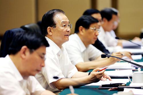 5月18日至20日,中共中央政治局常委、國務(wù)院總理溫家寶在武漢市就經(jīng)濟(jì)運(yùn)行情況進(jìn)行調(diào)研并主持召開河北、遼寧、江蘇、湖北、廣東、陜西六省經(jīng)濟(jì)形勢座談會。這是5月19日下午,溫家寶主持召開座談會,與河北、遼寧、江蘇、湖北、廣東、陜西六省負(fù)責(zé)人一起分析研究當(dāng)前形勢。新華社記者 姚大偉 攝