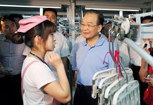 這是5月18日,溫家寶在大型民營企業(yè)愛帝集團(tuán)調(diào)研。新華社記者 姚大偉 攝
