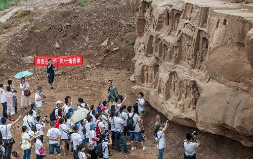 5月20日,近百名重慶市民來到潼南縣崇龕鎮(zhèn)千佛寺摩崖造像遺址參觀考古現(xiàn)場(chǎng),學(xué)習(xí)考古知識(shí),拉開了2012年重慶市文化遺產(chǎn)月的大幕。據(jù)悉,本次活動(dòng)通過讓市民親身感受考古工作的整個(gè)流程,來宣傳保護(hù)文化遺產(chǎn)的重要性與必要性。新華社記者 陳誠 攝