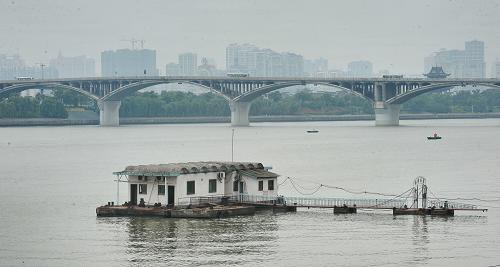 高水位下的長沙湘江橘子洲大橋(5月29日攝)。新華社記者 龍弘濤 攝